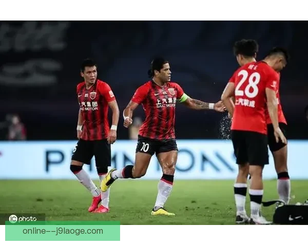 苏塔尔亚洲杯四分之一决赛头球破门首开纪录带动球队士气全场沸腾